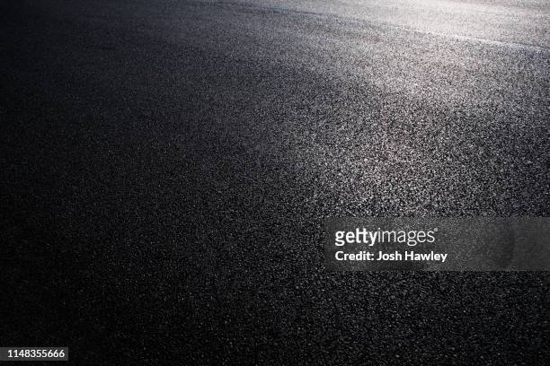 asphalt road backgrounds - macadam photos et images de collection