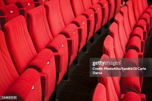 empty theater seats - kinosaal stock-fotos und bilder