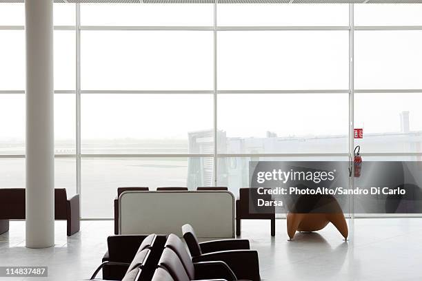 empty waiting area in airport terminal - janela saliente - fotografias e filmes do acervo