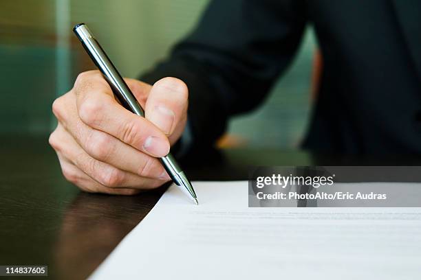 businessman signing paperwork, cropped - hand pen photos et images de collection