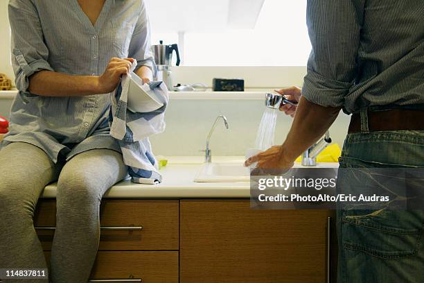 couple washing dishes together - straccio da cucina foto e immagini stock