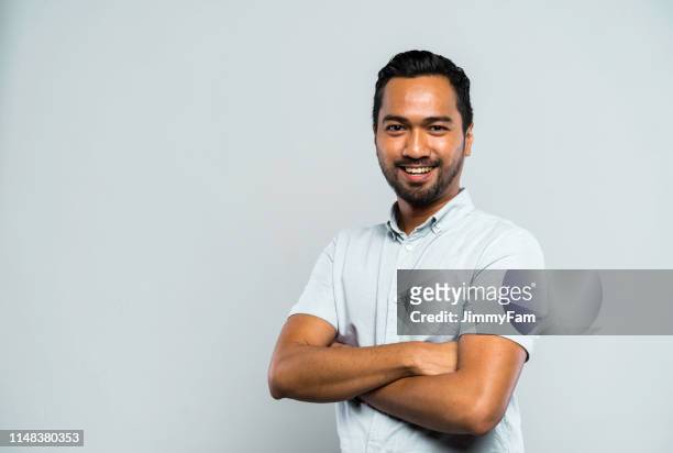 porträt eines erfolgreichen malaysischen muslimischen mannes - malay culture stock-fotos und bilder