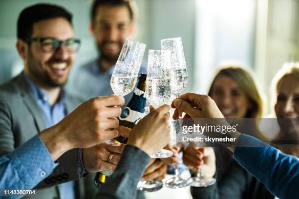 primo piano di colleghi d'affari che brindano con champagne a una festa. - celebration foto e immagini stock