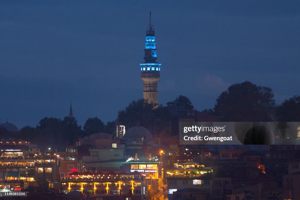 夜のイスタンブールの Beyazt タワー