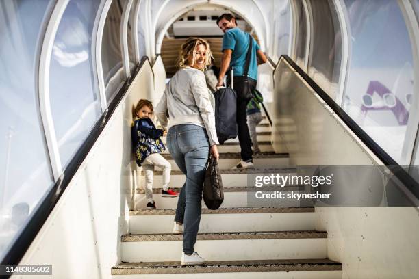 happy family verhuizen de trap naar het vliegtuig. - family tree stockfoto's en -beelden