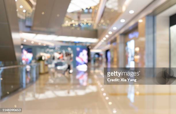 defocused image of interior shopping mall - shoppingcenter stock-fotos und bilder