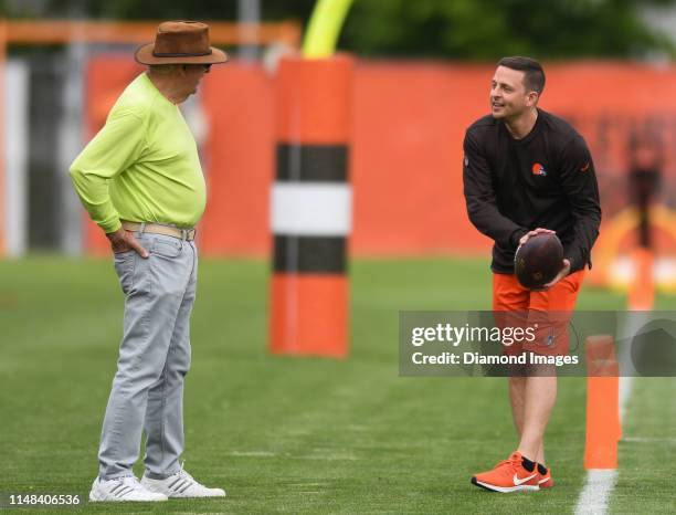 Assistant general manager Eliot Wolf of the Cleveland Browns talks with his father, Hall of Fame general manager Ron Wolf during a mandatory mini...