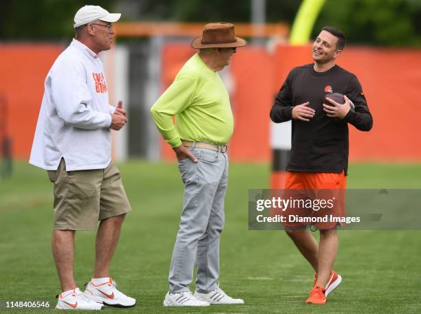 Assistant general manager Eliot Wolf of the Cleveland Browns talks with his father, Hall of Fame general manager Ron Wolf during a mandatory mini...