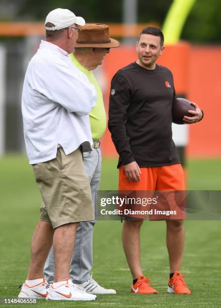 Assistant general manager Eliot Wolf of the Cleveland Browns talks with his father, Hall of Fame general manager Ron Wolf during a mandatory mini...