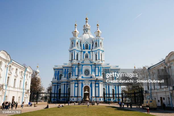 smolny convent in saint-petersburg - sankt petersburg stock-fotos und bilder