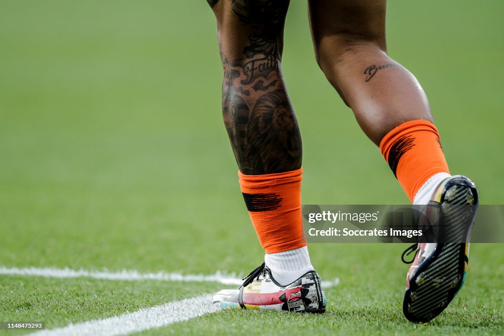 neef Thermisch breuk Under Armour shoes from Memphis Depay of Holland during the UEFA... Photo  d'actualité - Getty Images