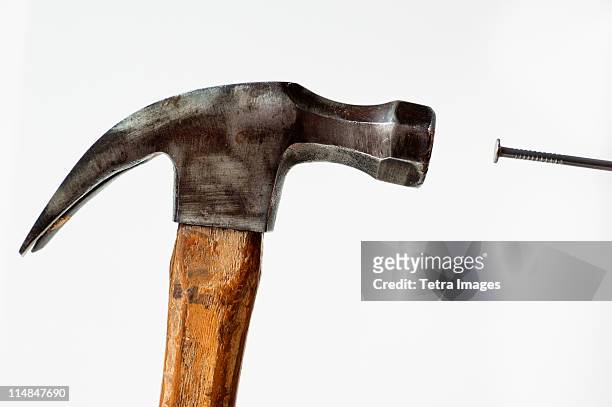 hammer and nail - hammer and nail fotografías e imágenes de stock
