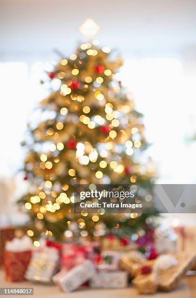 usa, new jersey, new jersey city, christmas tree in living room - blurry living room stockfoto's en -beelden