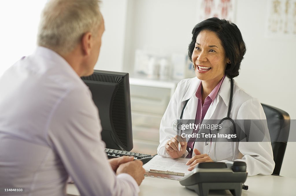 USA, New Jersey, Jersey City, Mature man talking to female doctor