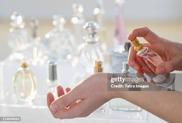 usa, new jersey, jersey city, young woman testing perfume - perfume - fotografias e filmes do acervo