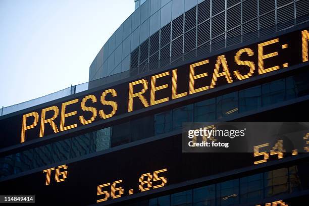 usa, new york state, new york city, times square, stock quotron, close-up - pantalla de comercio fotografías e imágenes de stock