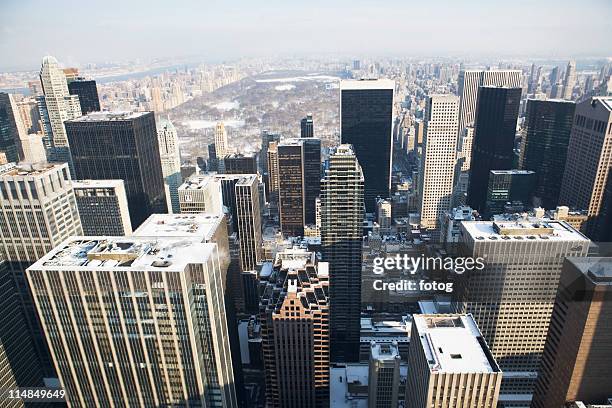 usa, new york city, view of manhattan covered with snow, with central park in background - rooftop new york photos et images de collection