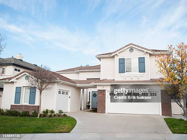 driveway of  house - suburb foto e immagini stock