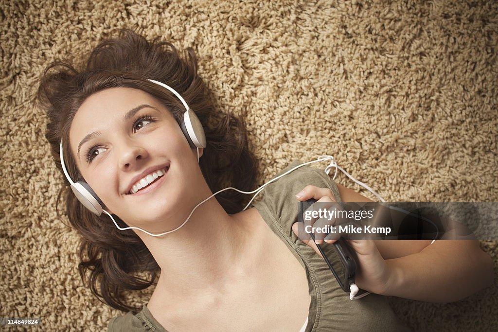 USA, Utah, Lehi, Young woman listening music from mp3 player