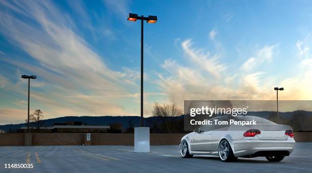 car parked in empty parking lot - estacionar imagens e fotografias de stock