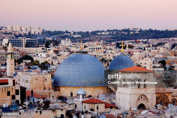 church of the holy sepulchre amid cityscape - church of the holy sepulchre photos et images de collection