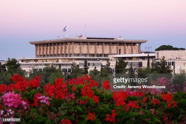 knesset and blooming flowers - parlamento de israel fotografías e imágenes de stock