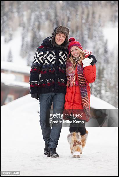 usa, utah, salt lake city, portrait of young couple walking in snow - warme kleding stockfoto's en -beelden