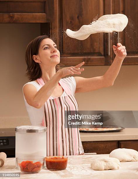 usa, utah, lehi, woman preparing pizza - pizza toss foto e immagini stock