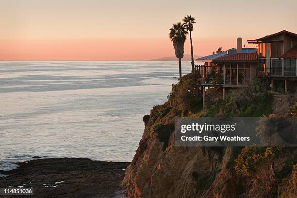usa, california, laguna beach, house on cliff - condado-de-orange-california - fotografias e filmes do acervo