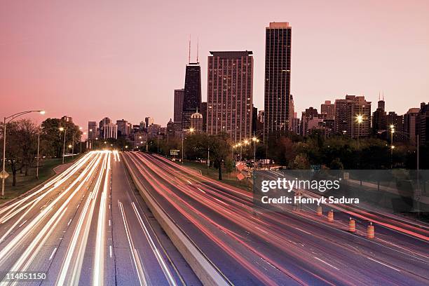 usa, illinois, chicago, highway at dusk - lake shore drive chicago stock-fotos und bilder