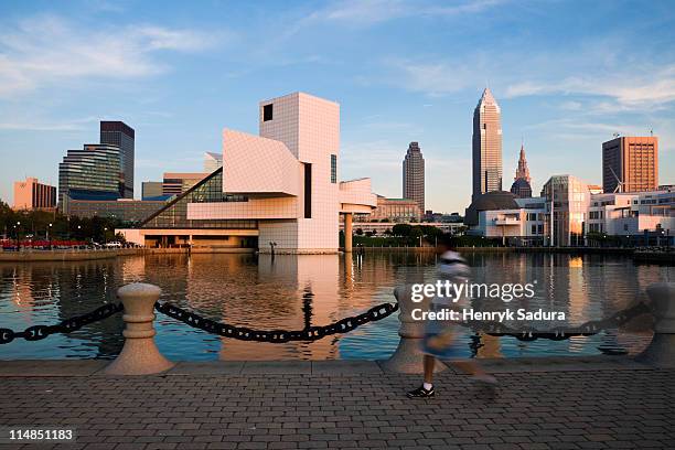 usa, ohio, cleveland skyline - 克里夫蘭 俄亥俄州 個照片及圖片檔