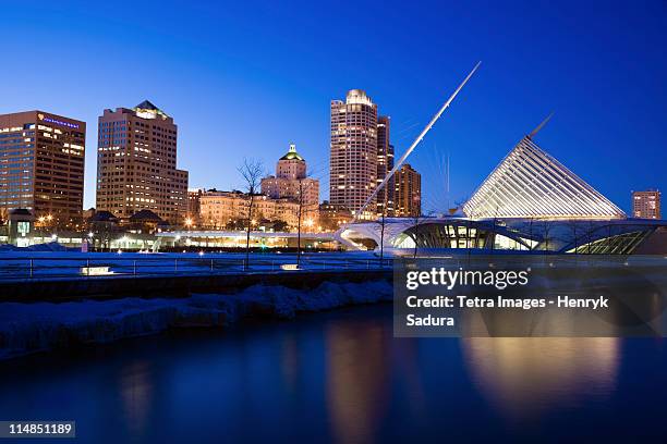 usa, wisconsin, milwaukee, milwaukee art museum at night - milwaukee wisconsin stock pictures, royalty-free photos & images