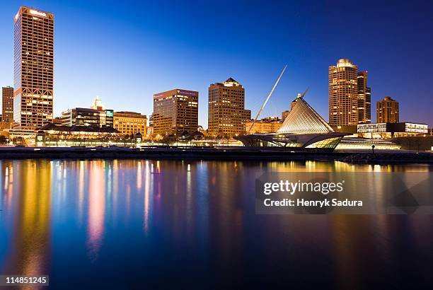 usa, wisconsin, milwaukee, skyline illuminated at night - milwaukee wisconsin fotografías e imágenes de stock