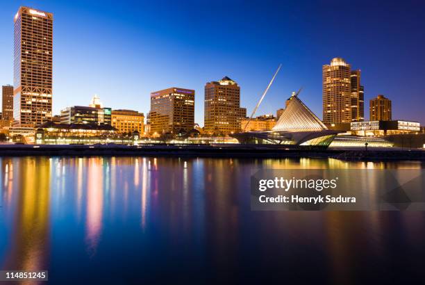usa, wisconsin, milwaukee, skyline illuminated at night - milwaukee - fotografias e filmes do acervo