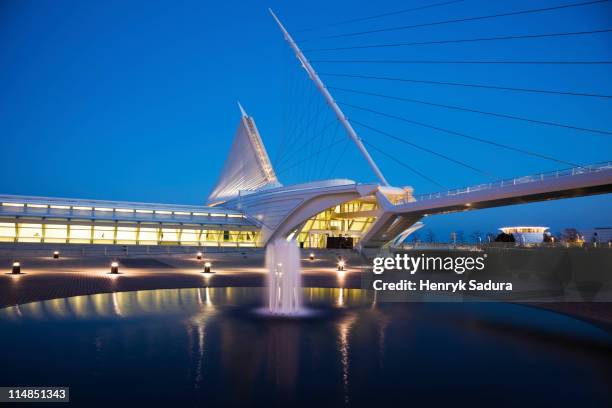 usa, wisconsin, milwaukee, art museum at dusk - milwaukee wisconsin stock pictures, royalty-free photos & images