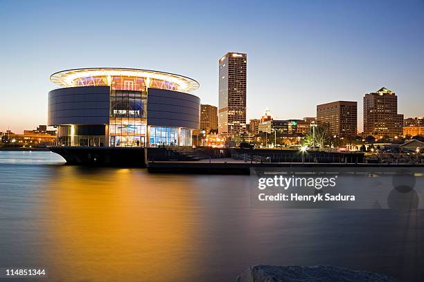 usa, wisconsin, milwaukee skyline at dusk - milwaukee ストックフォトと画像