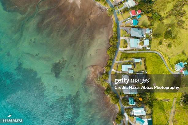 aerial view of houses along the beach. - caractéristiques côtières photos et images de collection