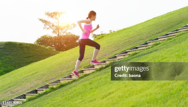 junge frau laufen bei stein treppe - klettern park stock-fotos und bilder