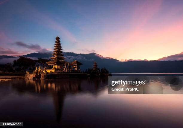 pura ulun danu bratan temple in bali, indonesia - bratansee stock-fotos und bilder