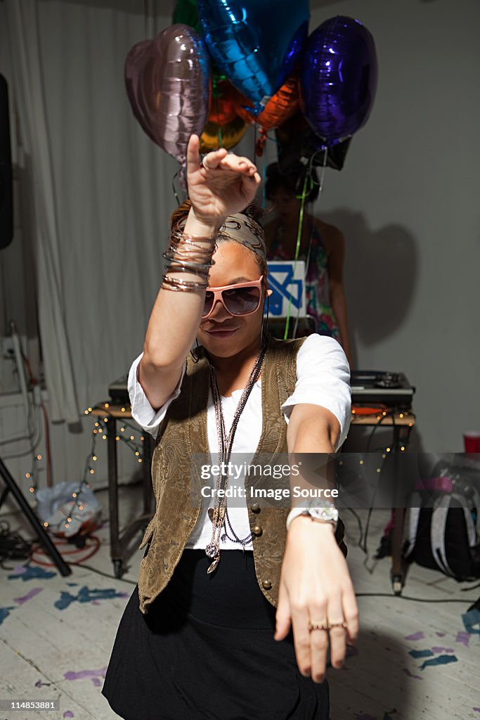 Mujer usando gafas de sol y bailando en fiesta