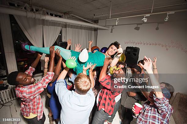 femme en robe verte à la crow surf - être-porté-par-la-foule photos et images de collection