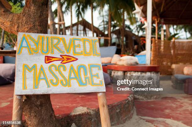 massage ayurvédique signer, dans l'état de goa - médecine ayurvédique photos et images de collection