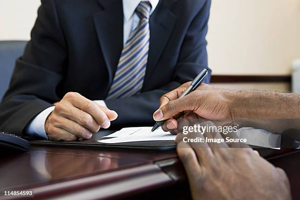 kunden, die unterzeichnung papierkram mit bank-manager - customer service documents stock-fotos und bilder