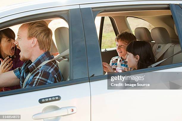 famille de conduite en voiture, les parents criant à enfants - enfant crier photos et images de collection