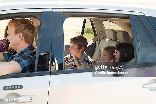 familie fahren im auto - fahrspaß stock-fotos und bilder