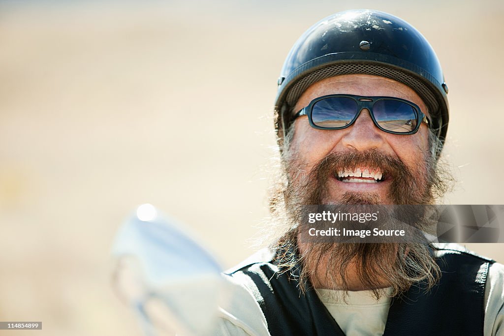 Retrato de pessoa motociclista rindo