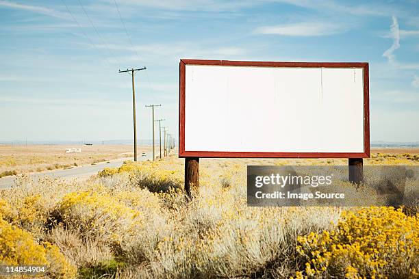 cartelera en blanco en el borde - borde de la carretera fotografías e imágenes de stock
