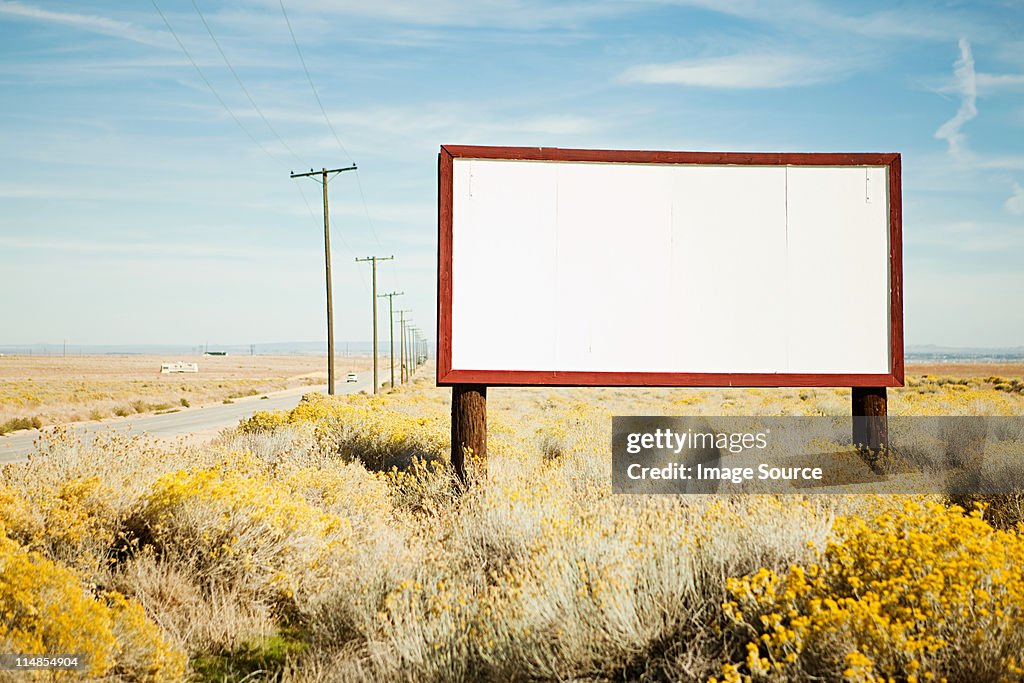 Outdoor em branco na estrada