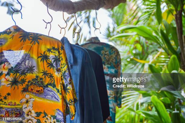 camicie tradizionali hawaiane aloha in vendita a kilauea, sulla costa settentrionale di kauai - mens fashion wallpaper foto e immagini stock