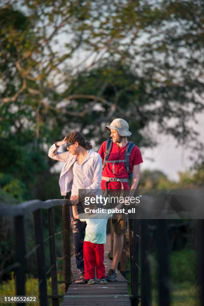 familie auf uferspaziergang in pantanal feuchtgebiete - mato grosso do sul stock-fotos und bilder